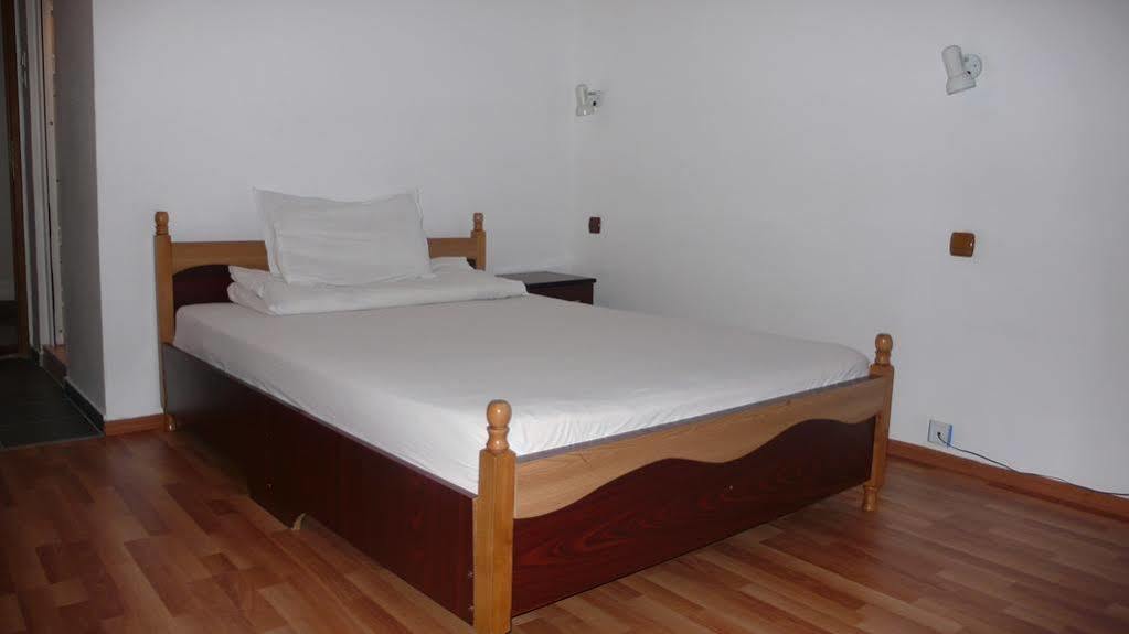 Hotel Uranus บูคาเรสต์ ภายนอก รูปภาพ